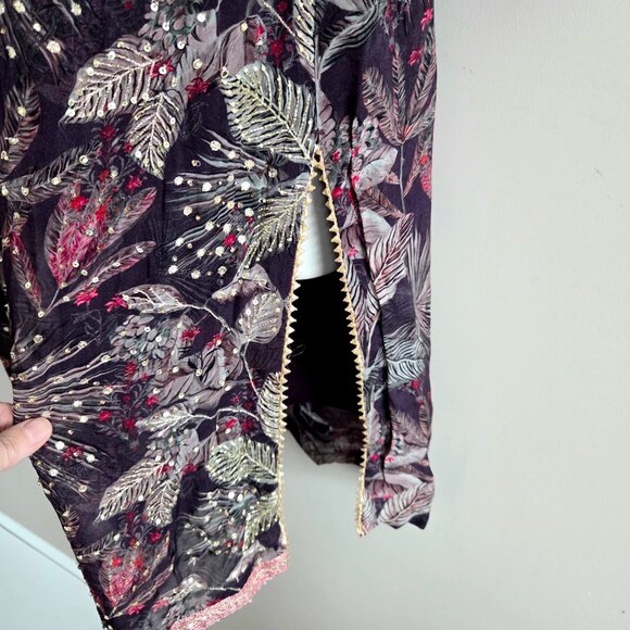 Embroidered silk East Indian kurta with floral design. - Picture 4 of 10